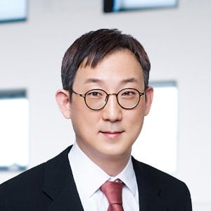 Yong Jin Park photo