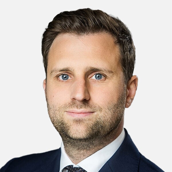 Oliver Van Den Broeke photo
